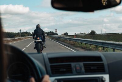 Qui paie lors d’une collision entre une voiture et une moto ?