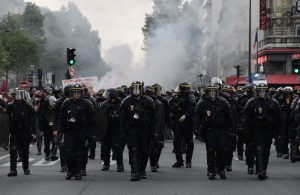 Dans quelles circonstances les policiers et gendarmes peuvent-ils recourir à la force ?