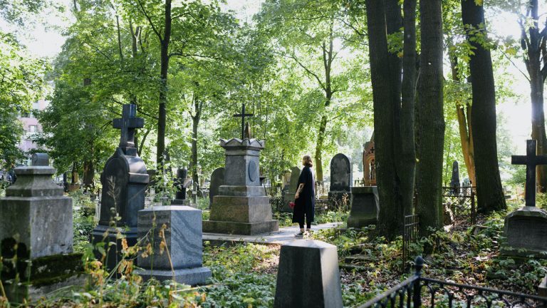 Qui doit payer un abandon de concession dans un cimetière