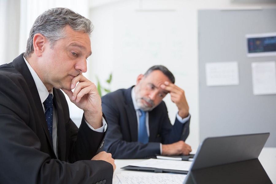 bureau-hommes-être-assis-travail