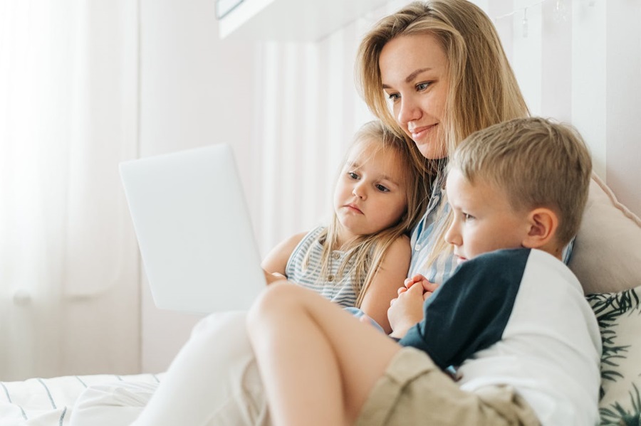 femme-ordinateur-portable-jeune-fille-lit