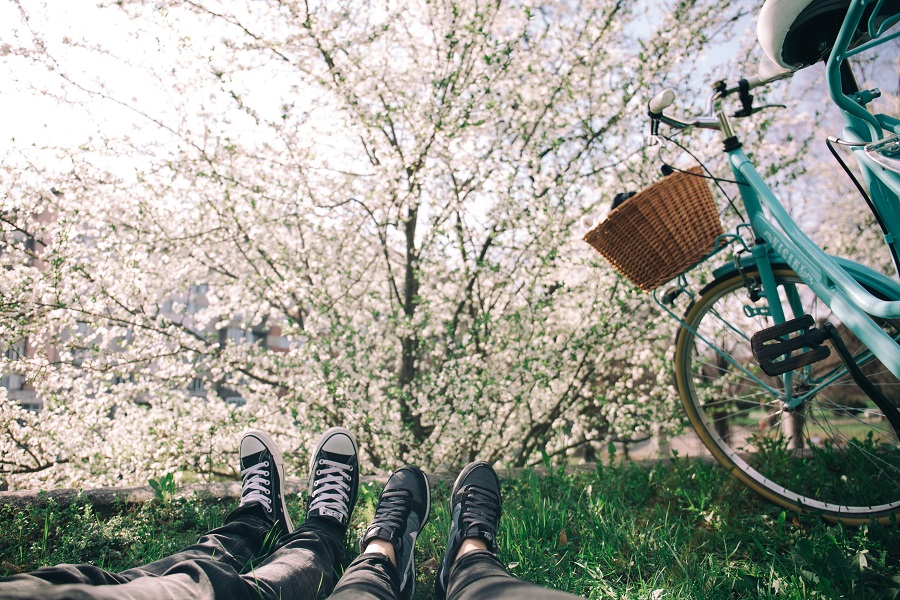 couple allonger sur l'herbe avec bicyclette à coté