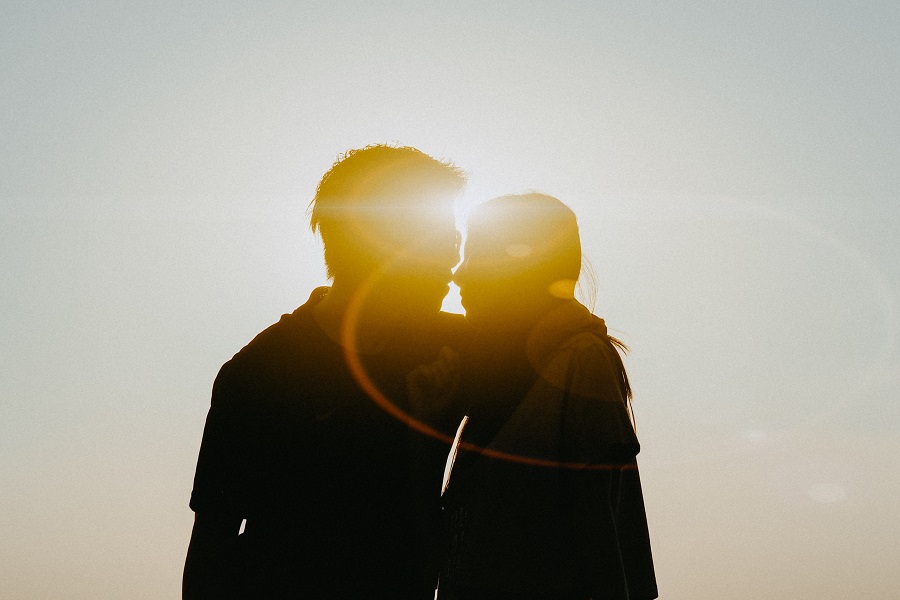 Silhouette d'homme et de femme sur le point de s'embrasser
