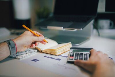 Honoraires de l’avocat postulant : comment fixer le tarif, organiser la facturation et informer le client ?