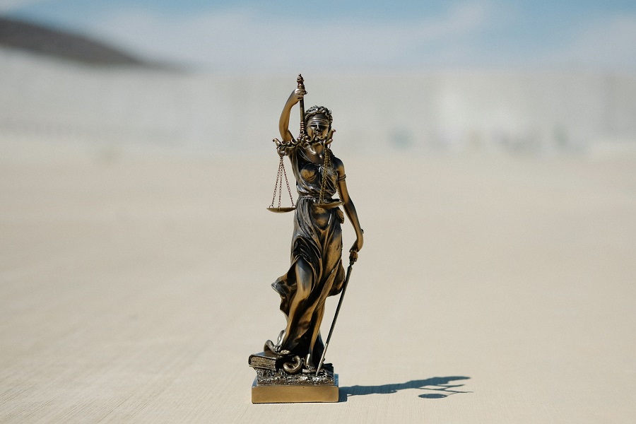 statue d'une dame de justice tenant une balance