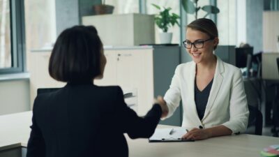 Onboarding en cabinet d’avocat : méthode, enjeux RH et bonnes pratiques pour bien intégrer vos collaborateurs