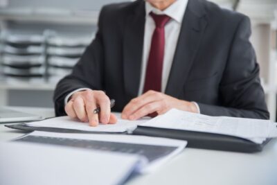 Contester une décision de la CAF : quels recours et devant quel tribunal ?