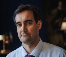[Interview] La charge émotionnelle de l’avocat pénaliste : comment Maître José Delfont apprivoise la pression des procès