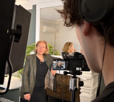 Pourquoi créer des vidéos est devenue indispensable à la notoriété des avocats en 2026 : confiance, visibilité et acquisition de clients.